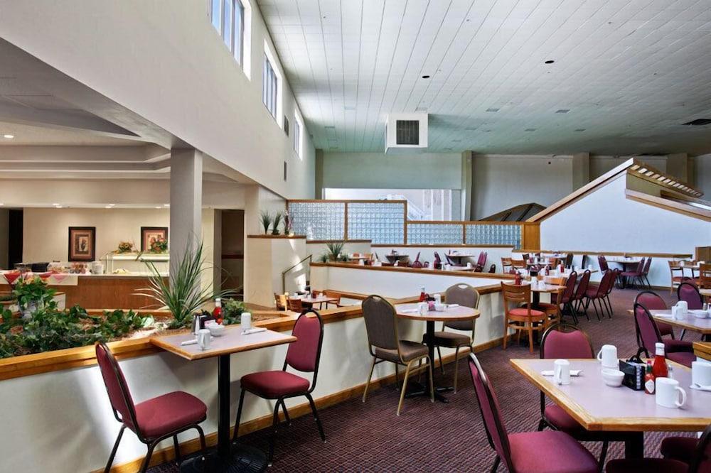 Salina Ambassador Hotel & Conference Center Ресторан фото