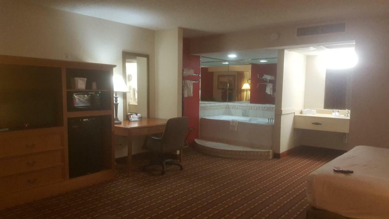 Salina Ambassador Hotel & Conference Center Екстер'єр фото